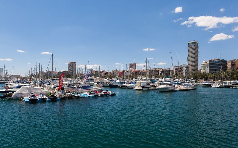 De haven en jachthaven van Alicante