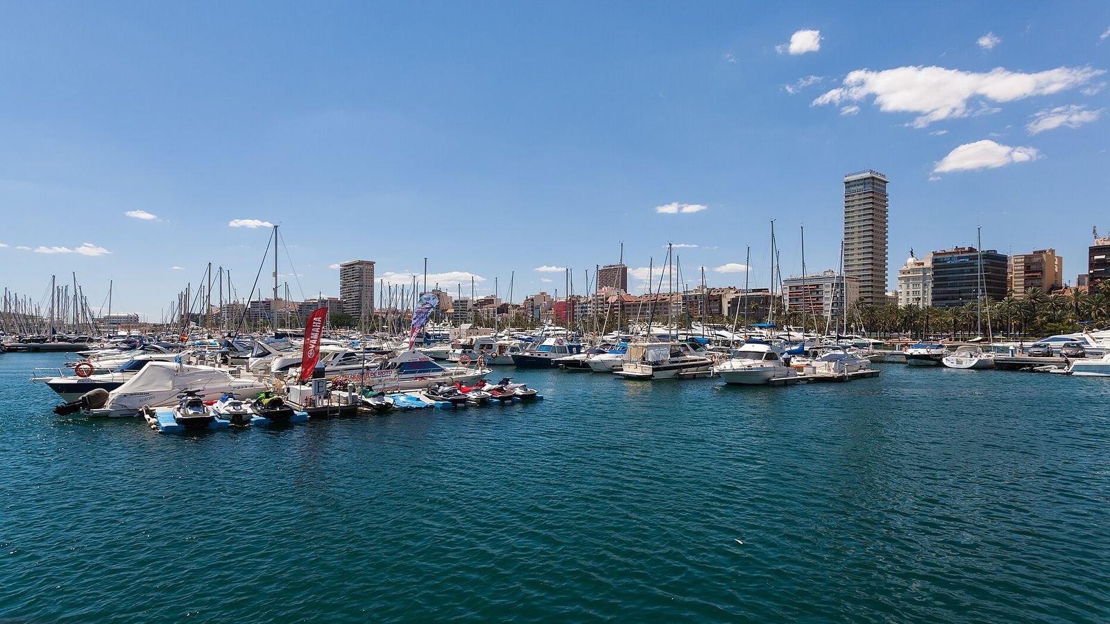 De haven en jachthaven van Alicante