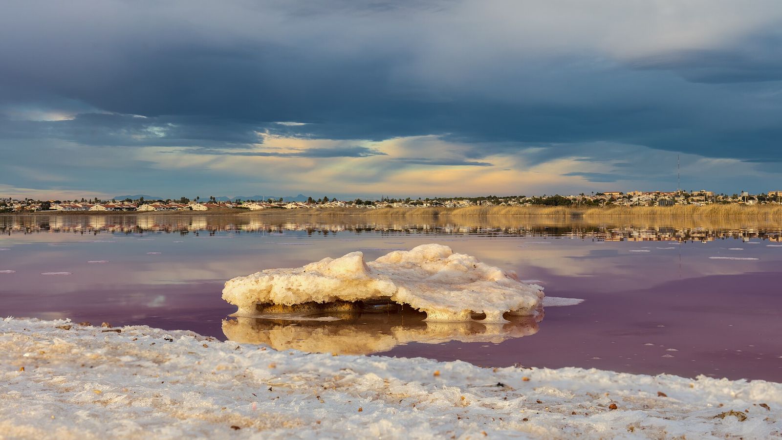 De roze meren van Torrevieja: een zoutmeer als uit een sprookje