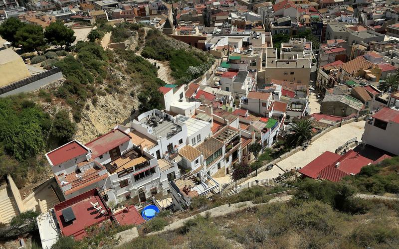 Barrio de Santa Cruz: witte straatjes onder het kasteel